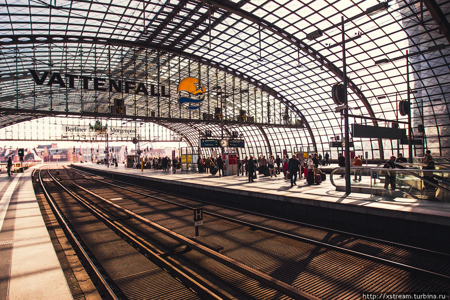 Начнем с берлинского вокзала. Это самый большой и современный железнодорожный вокзал Европы. Берлин, Германия