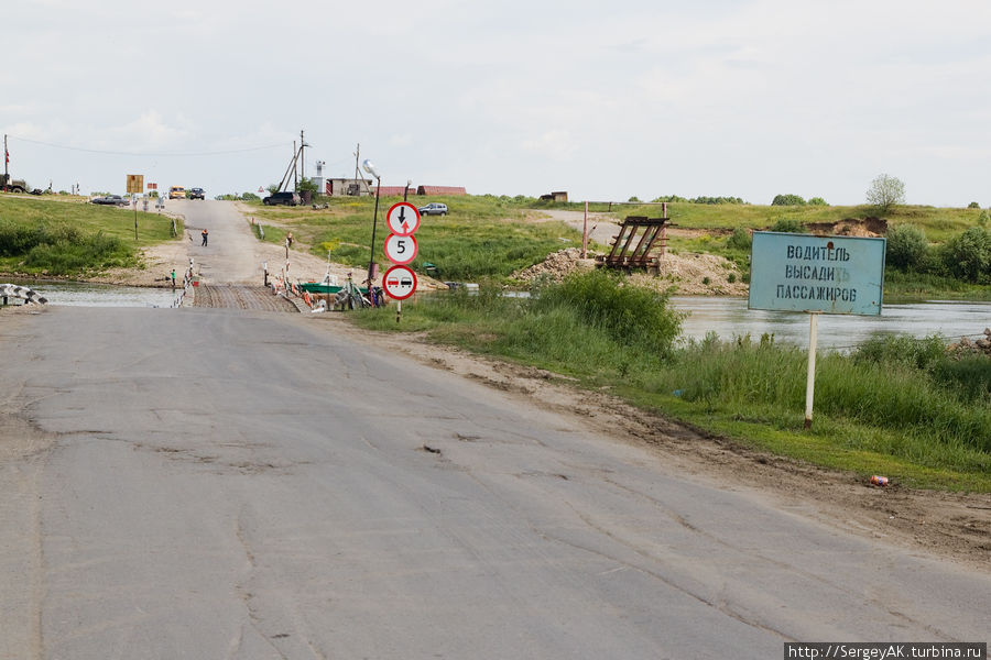 Въезд на переправу Троица, Россия