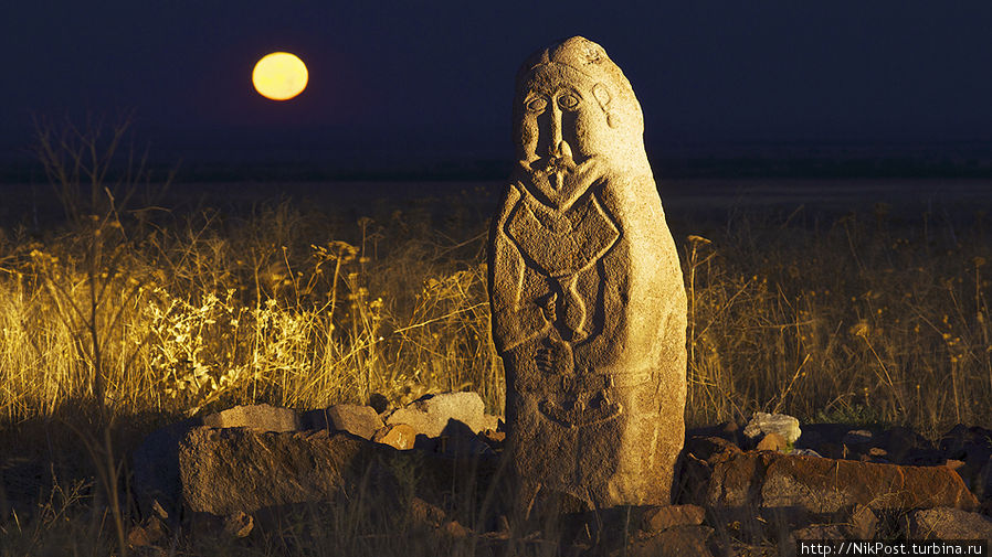 Каменное изваяние воина более тысячи лет стоит на древнетюркском святилище Жайсан в Чуйской долине, держа в руке чашу Жизни испитую до дна. Тараз, Казахстан