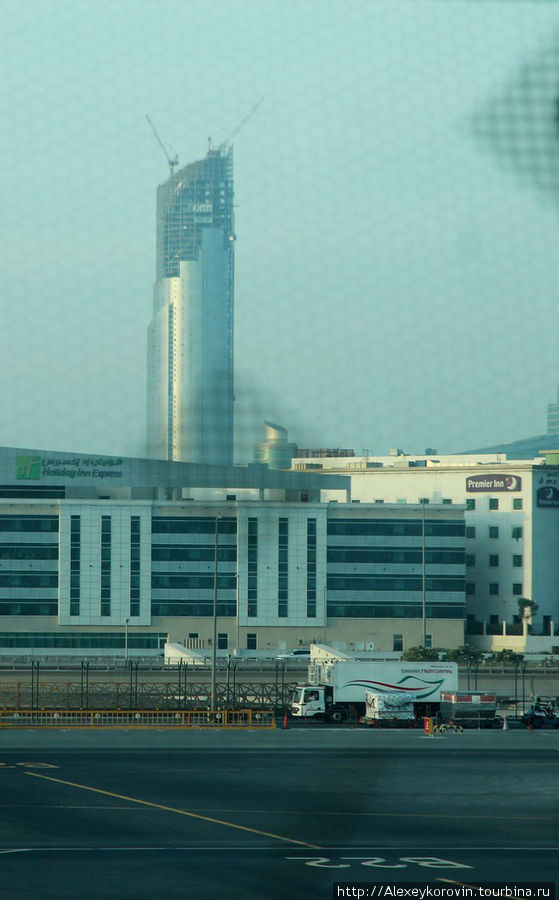 Взгляд через решетку стекла Дубайского аэропорта Карачи, Пакистан