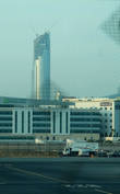 Взгляд через решетку стекла Дубайского аэропорта