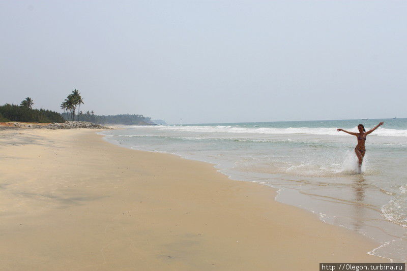 Несмотря на небольшое расстояние от туристического курорта, лишь иногда на этом пляже купаются туристы, чаще здесь нет никого Варкала, Индия