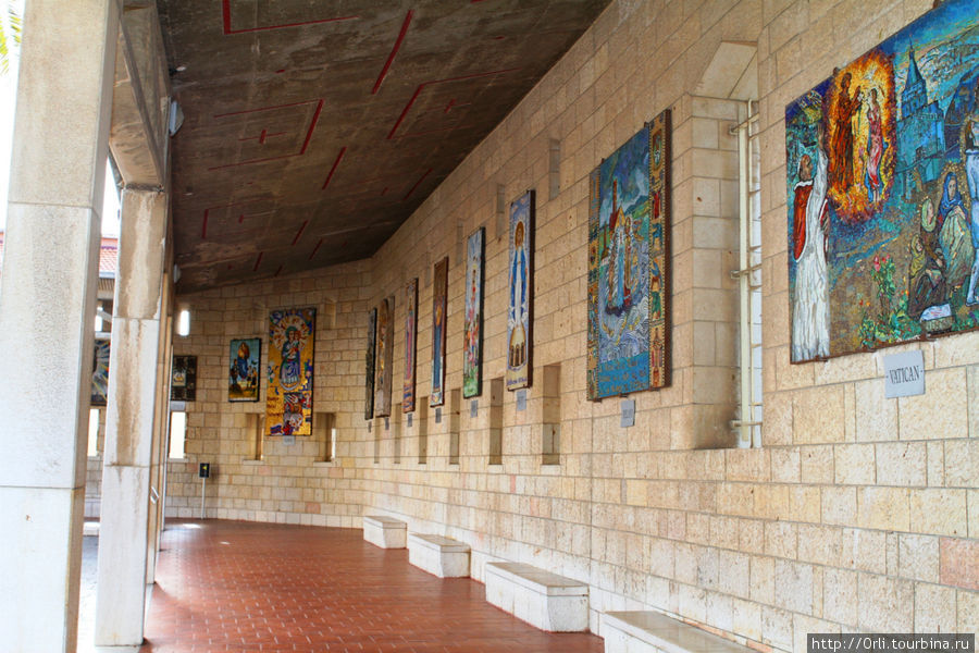 Вдоль всего внутреннего двора, называемого клостером, тянется галерея, на стенах которой развешено более 50 портретов Богородицы. Это подарки католиков разных стран мира со всех континентов.