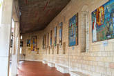 Вдоль всего внутреннего двора, называемого клостером, тянется галерея, на стенах которой развешено более 50 портретов Богородицы. Это подарки католиков разных стран мира со всех континентов.