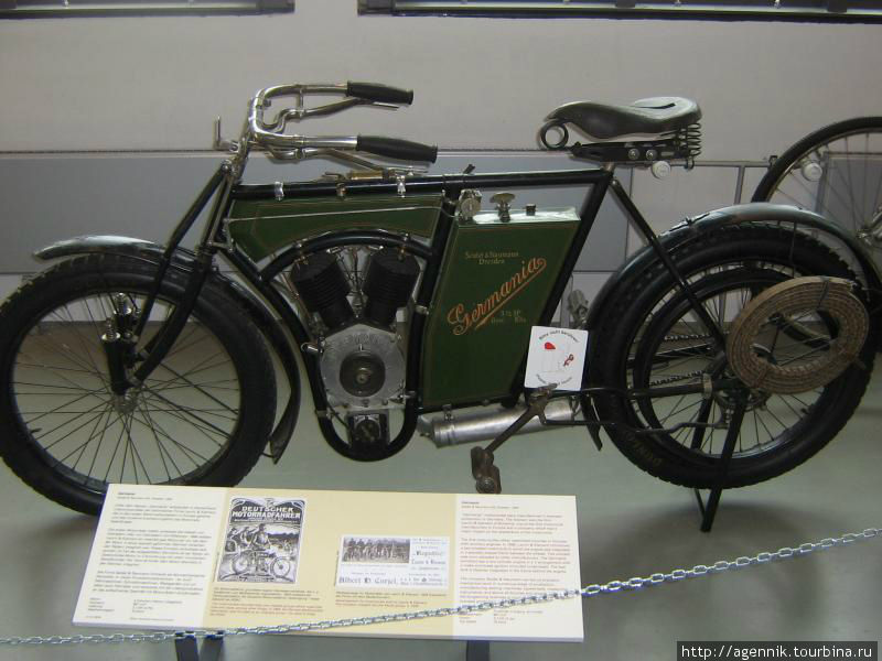 Germania, 1904 год
Ранний пример промсборки и бэдж-инжиниринга (замены марки) — мотоцикл Germania, 1904 год. На самом деле это австро-венгерский (то есть чешский) Laurin & Klement, о чем и сообщают маленькие-маленькие буковки, выбитые на картере V-образной «двойки». Расположенная в Дрездене компания S&N, которая занималась таким преображением, более известна своими пишущими машинками «Эрика» Мюнхен, Германия
