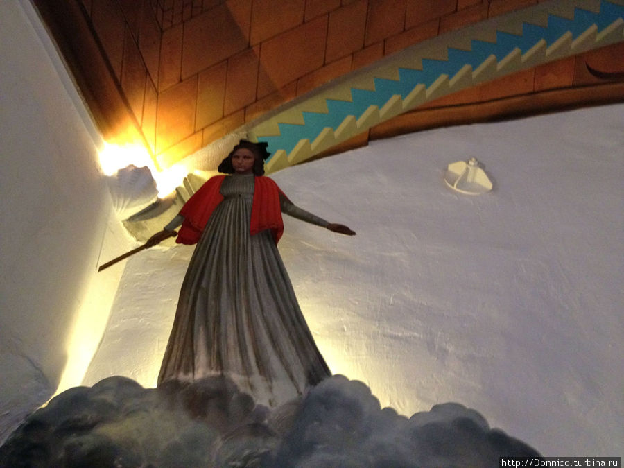 Гала в виде ангела Пуболь, Испания