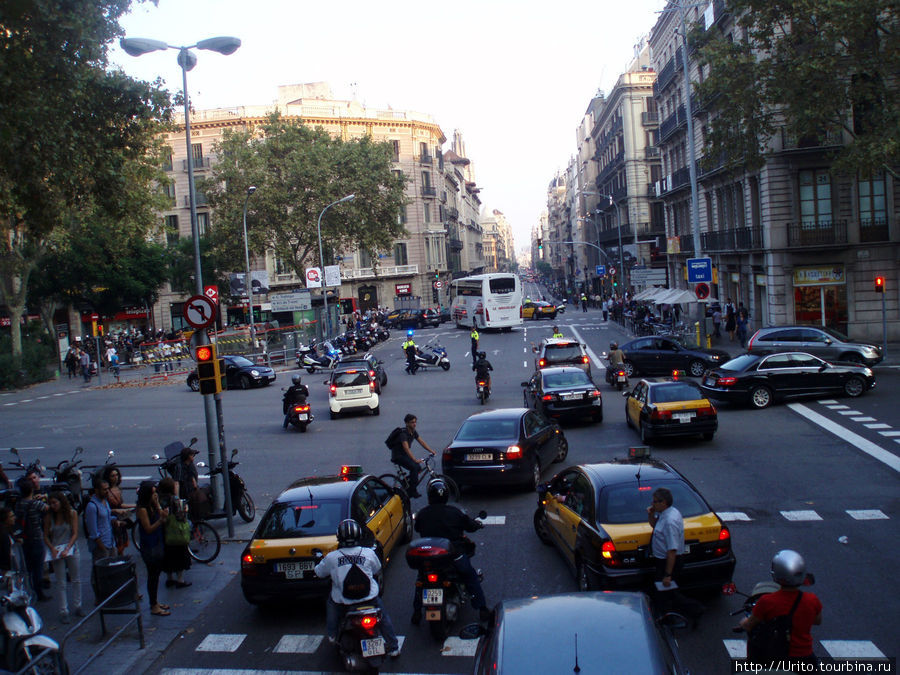 полиция направляет автомашины в объезд из-за митинга в центре Барселоны Барселона, Испания