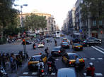 полиция направляет автомашины в объезд из-за митинга в центре Барселоны