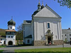 Внешне непримечательная церковь Св.Николая внутри украшена богатой настенной росписью.