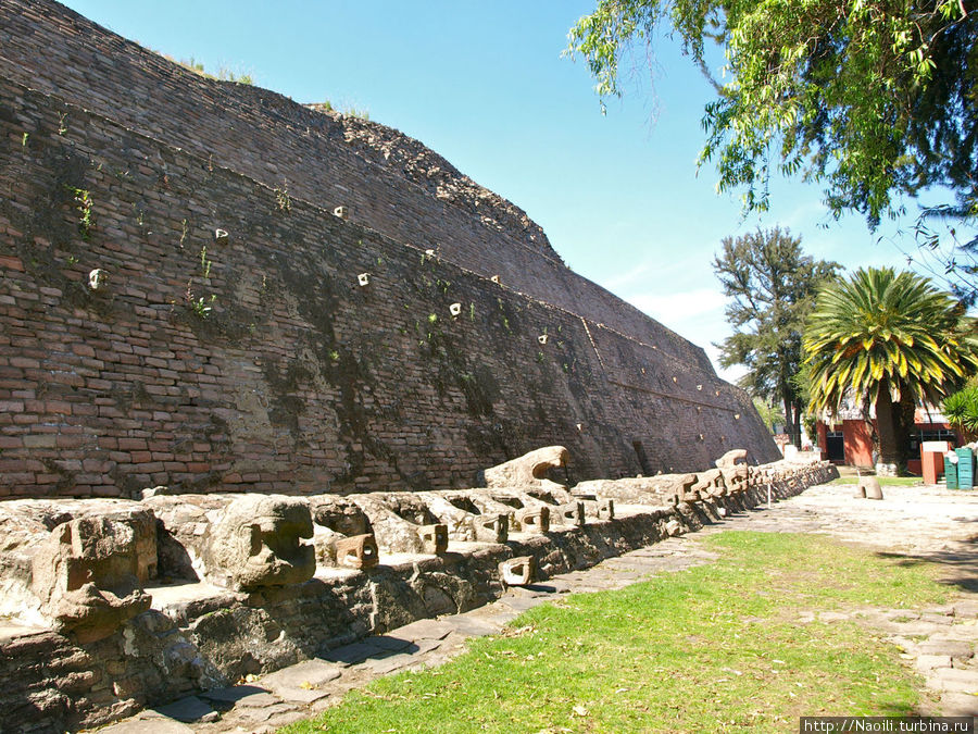 Пирамида Тенайука и музей Холотл / Piramide Tenayuca, museo Xólotl