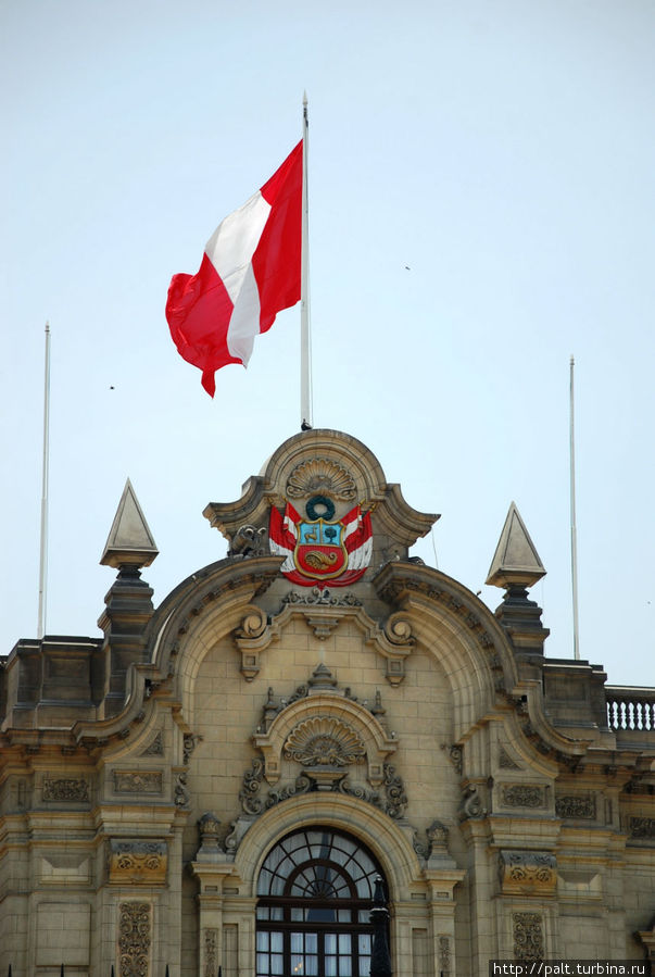 Флаг и герб Перу над дворцом правительства Лима, Перу