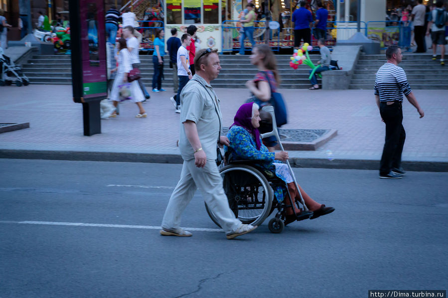 Инвалиды здесь тоже есть, их видно. А вот на Невском человека в инвалидной коляске вряд ли встретишь. Для них там просто нет места. Киев, Украина