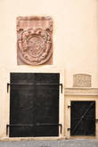 ... заглянуть во двор Ратуши: ее ворота и барельефы искусно отреставрированы...
