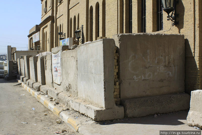 Много дорог и зданий в Багдаде обнесены высокими бетонными антитерраристическими ограждениями Багдад, Ирак