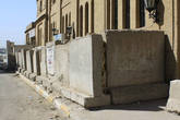 Много дорог и зданий в Багдаде обнесены высокими бетонными антитерраристическими ограждениями