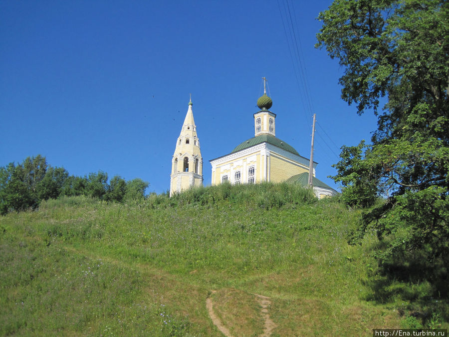 По тропкам-стежкам через зеленый овраг бежим к Троицкой церкви