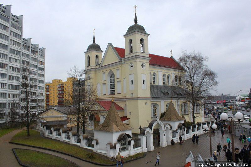 Старинная церковь под многоэтажными домами Минск, Беларусь