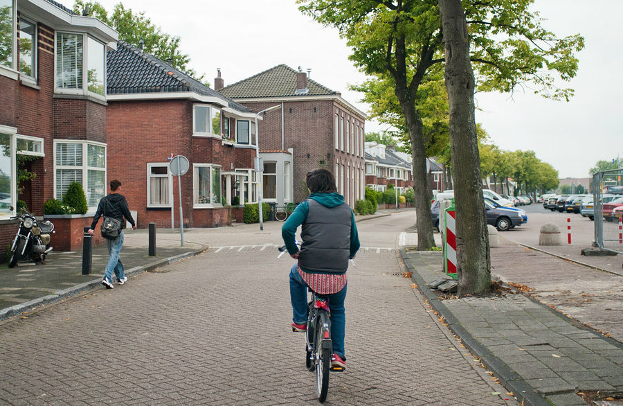 Очень часто брусчаткой выложены не только тротуары, но и дороги. Это говорит о преимуществе пешеходов и велосипедистов перед автомобилями, которые тут не очень популярны, а если уж и едут, то медленно и аккуратно. В результате получается среда для людей,  а не для машин. Заандам, Нидерланды