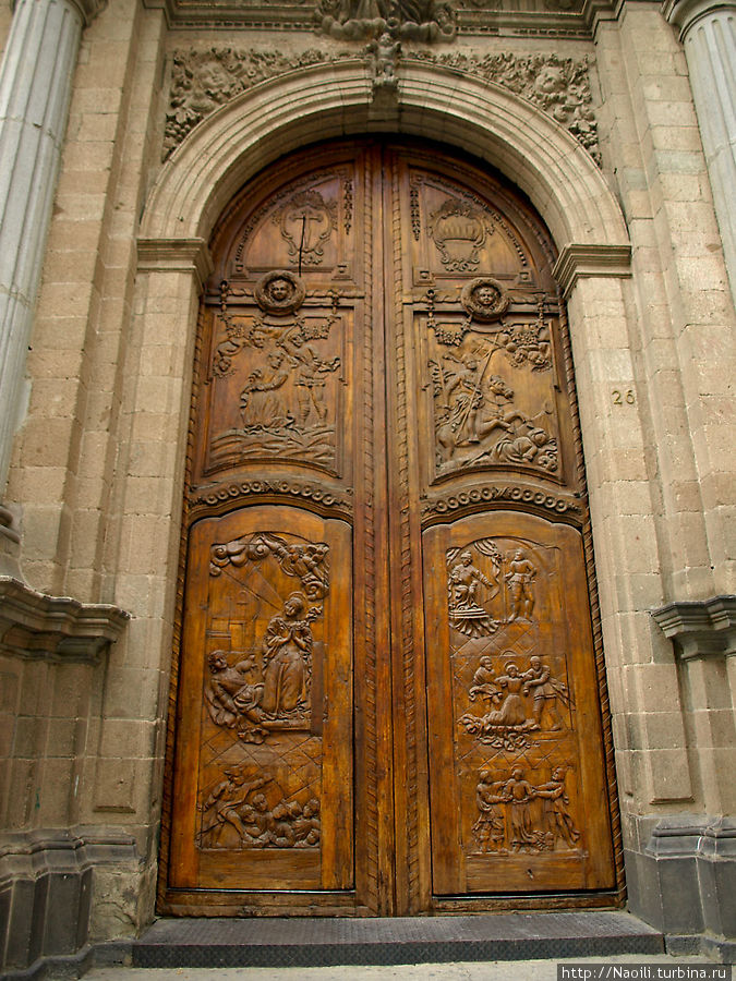 Резные двери Бывшего монастыря Святой Инессы Мехико, Мексика