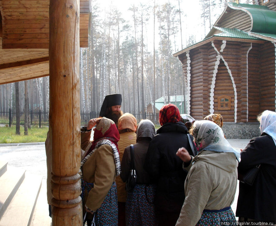 Паломники ходят кучкой и неистово молятся Екатеринбург, Россия