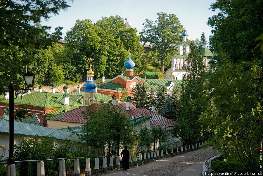 Храмы, слева направо: Сорока Севастийских мучеников (храм — 1817, колокольня — 1860), часовня Александра Невского (1900), церковь Святой Варвары (деревянная). Варваринская церковь — сетусская, то есть православные службы в ней велись и ведутся на языке сету, которые многие века не имели Библии, так как никто не перевёл её на сетусский язык, а православие сочетали с элементами язычества — культом Пеко, бога плородродия, за что русские называли сету полуверцами Печоры, Россия