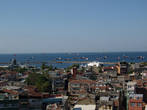 Взгляд сверху на жилой район и порт Йеникапы. Оттуда отправляются регулярные паромы на Бурсу. А на рейде стоят рыболовецкие суда.