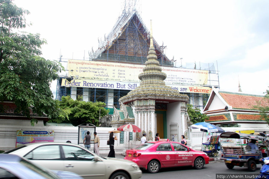 Вход в Ват По к павильону Лежащего Будды Бангкок, Таиланд