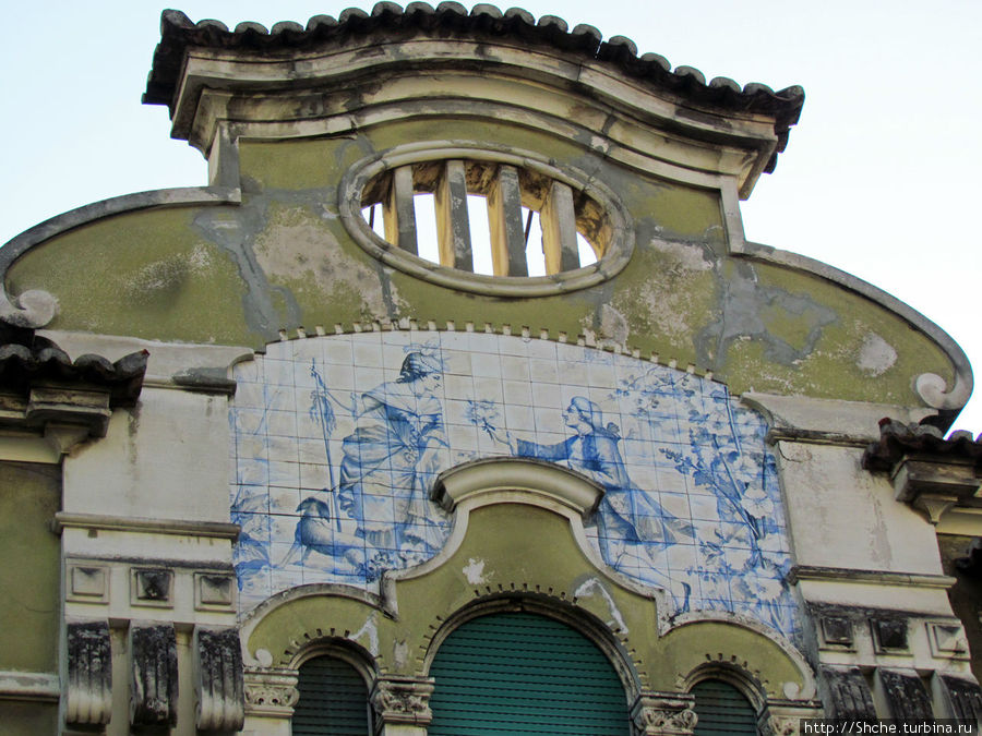 На фасаде шикарный образец старинной плитки Лиссабон, Португалия