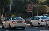 Знаки и такси- все дорожные знаки пишутся на трех языках Иврите, Арабском и Английском