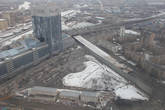 А это самая большая по площади стоянка в Москве. Первоначально, этот участок был отведен по строительство еще одного небоскреба — Россия. Но кризис внес свои коррективы...