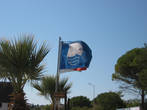 Голубой флаг означает, что пляж в Дидиме экологически чистый.