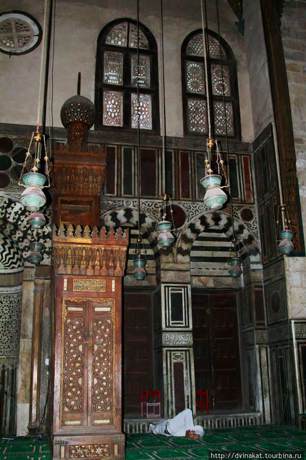 Некоторые молящиеся, либо уходят в нирвану, либо спят... Каир, Египет