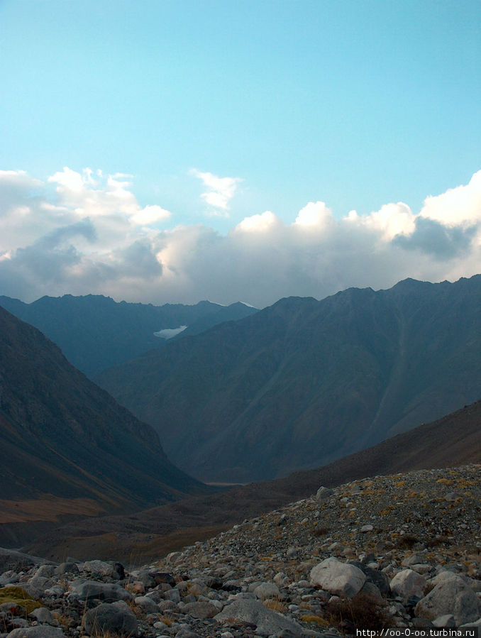 горы предыдущим вечером Киргизия