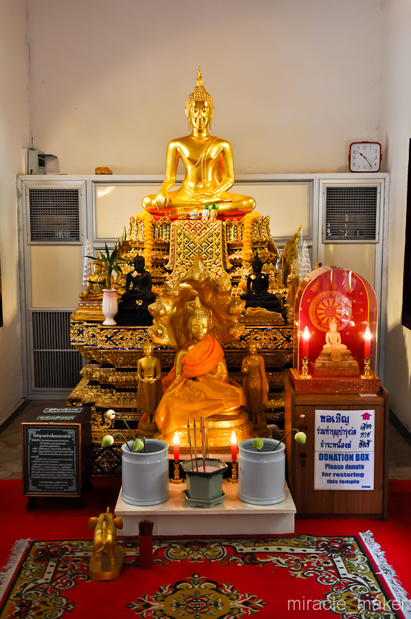 Внутри статуя Будды, и как водится коробка для пожертвований. Бангкок, Таиланд