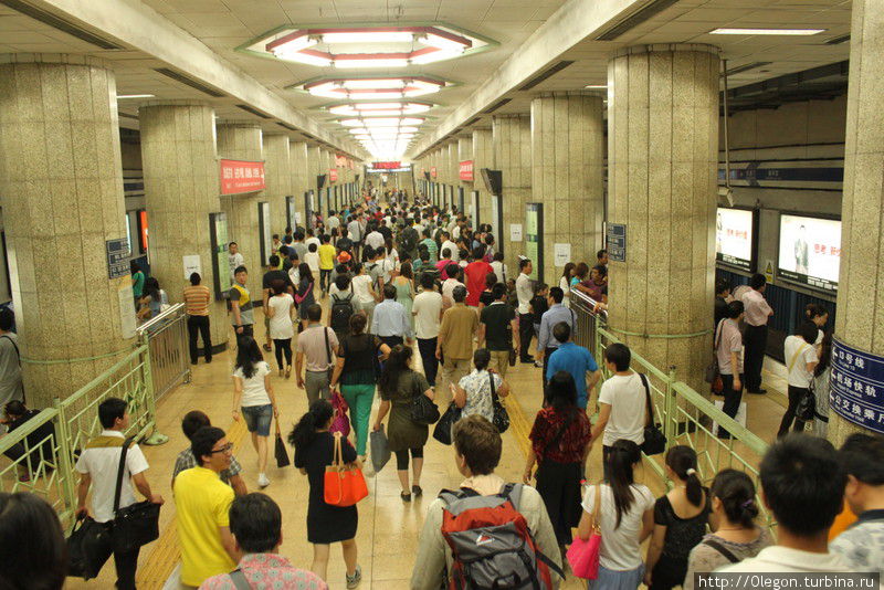 Народу в пекинском метро много Пекин, Китай