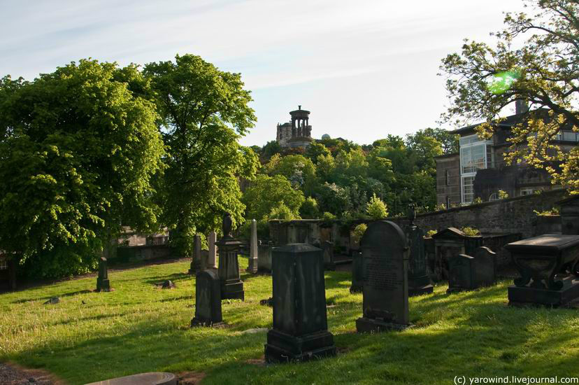 Старые надгробья, зеленая трава, тишина и спокойствие. Эдинбург, Великобритания