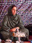 Девушка в традиционном наряде сахарави разливала по традиционным сахарским стаканчикам традиционный сахарский чай, который сахарави традиционно пьют с огромным количеством сахара.