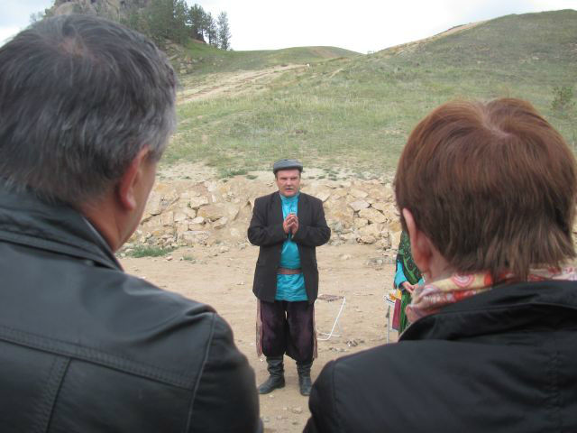 Нас встречают у Лев-горы, на старом тракте в Монголию Бурятия, Россия