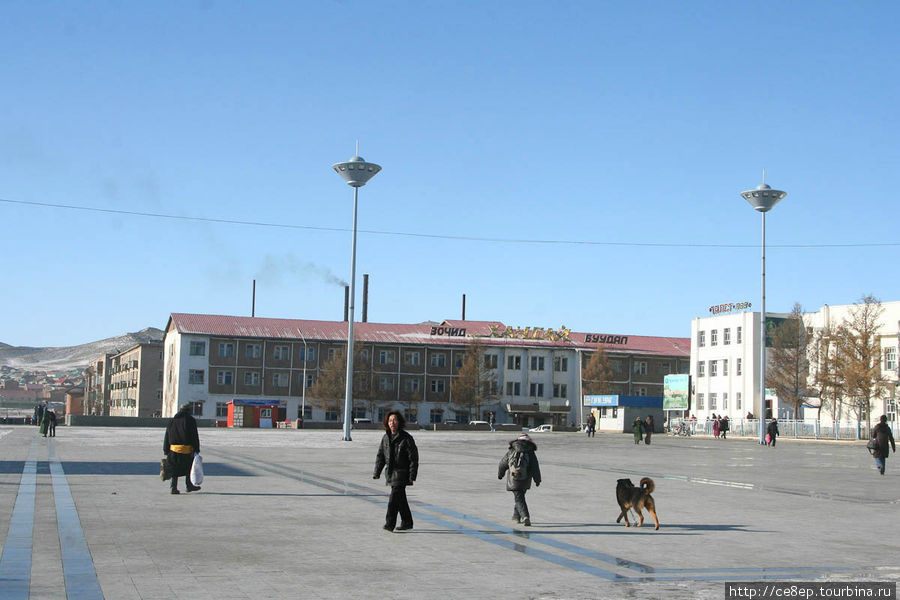 Главная площадь города, на заднем плане — гостиница Арвайхэр, Монголия