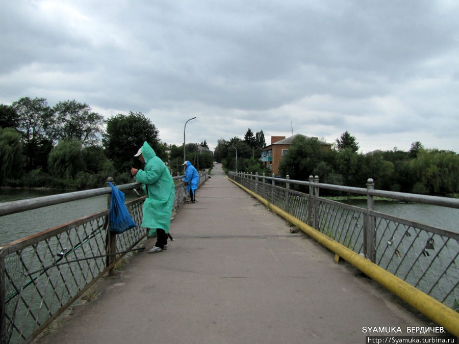 К обеду погода заметно испортилась, резко похолодало. Рыбаки на пешеходном мостике накинули плащи. Бердичев, Украина