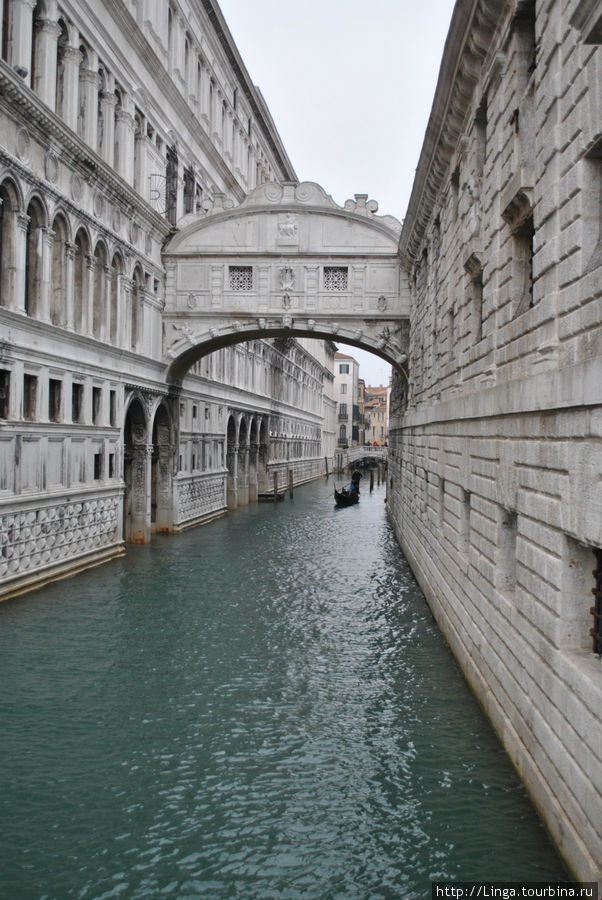 Слева Доврец дожей, справа — тюрьма, мост вздохов — посередине. Венеция, Италия