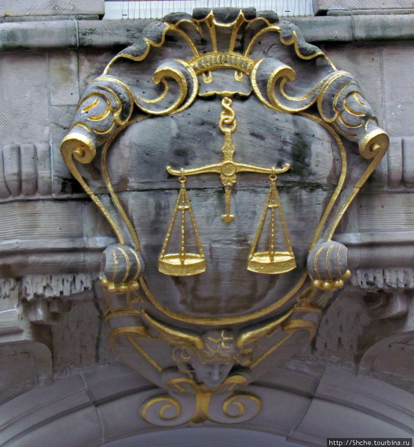 Эмблема дворца юстиции, дальше головы представителей разных народов, наверно символ, что для правосудия все равны... Санкт-Галлен, Швейцария