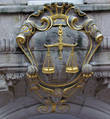 Эмблема дворца юстиции, дальше головы представителей разных народов, наверно символ, что для правосудия все равны...