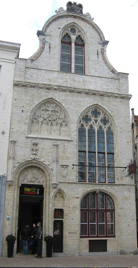 Музей в этом старинном и хорошо сохранившимся здании 1399 года. Брюгге, Бельгия