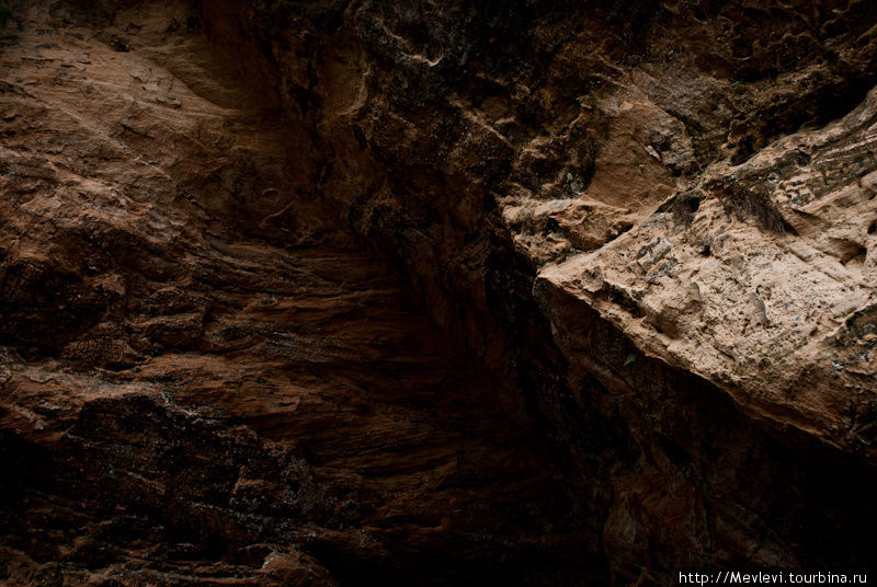 Пещера Гутманя в Сигулде самая большая.
Из ее основания вытекает наружу источник чистейшей целебной родниковой воды.
Окутанная историей и легендами, Сигулда обладает особой романтичностью и давно стала излюбленным местом прогулок влюбленных Сигулда, Латвия