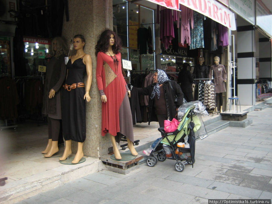 В магазинах в основном европейская мода Анталия, Турция