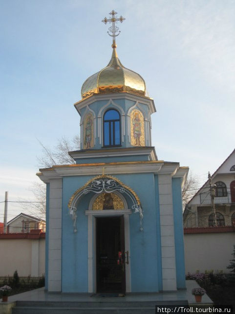 Нарядная сине-золотая часовня Кишинёв, Молдова
