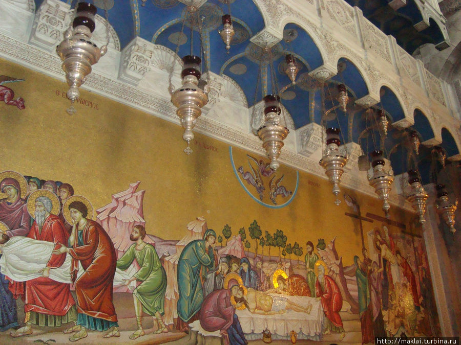 Снятие с Креста, умащение тела благовониями и положение в гроб изображены на большом мозаичном панно, стилизованном под византийский образец, на стене, непосредственно за Камнем Помазания. Иерусалим, Израиль