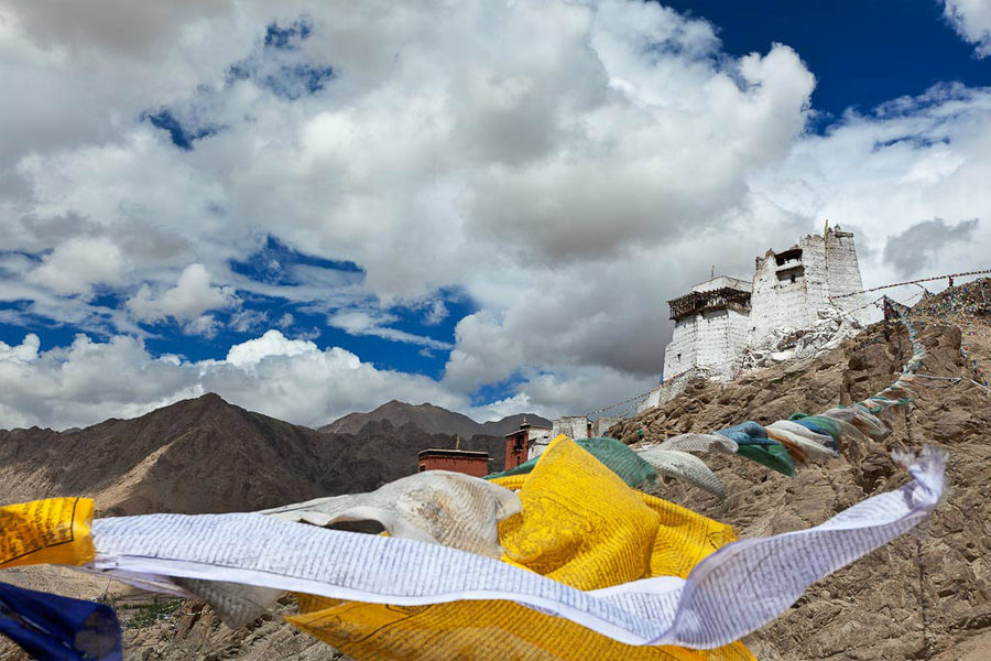 Гомпа (буддистский монастырь) и лунгта («кони ветра» — буддистские молитвенные флажки) в Ле, Ладакх Индия