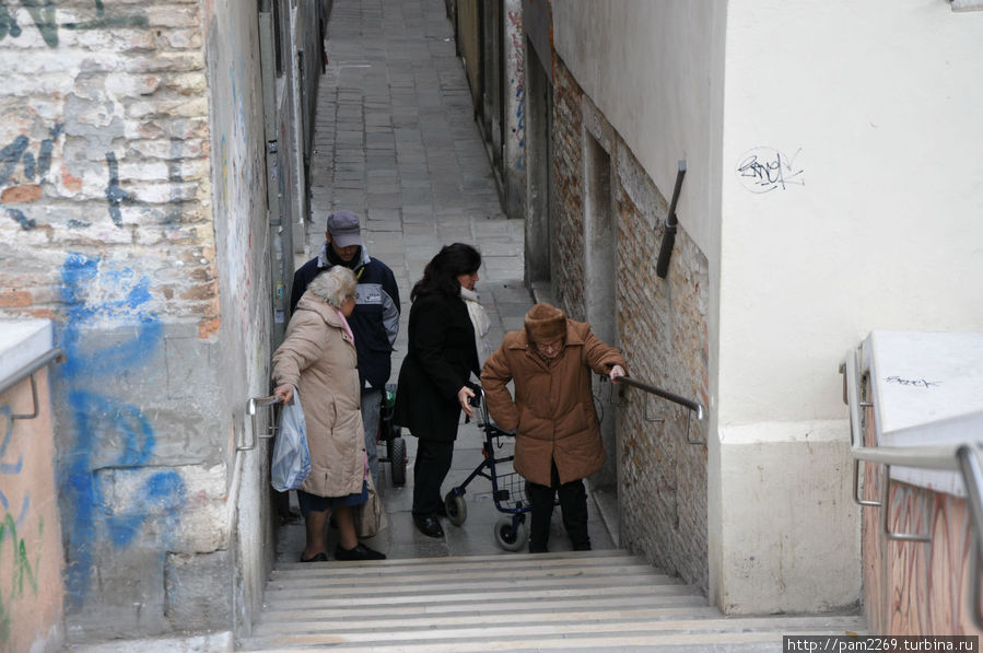 Тяжелое испытание для пожилых и инвалидов — мостики через каналы. Венеция, Италия